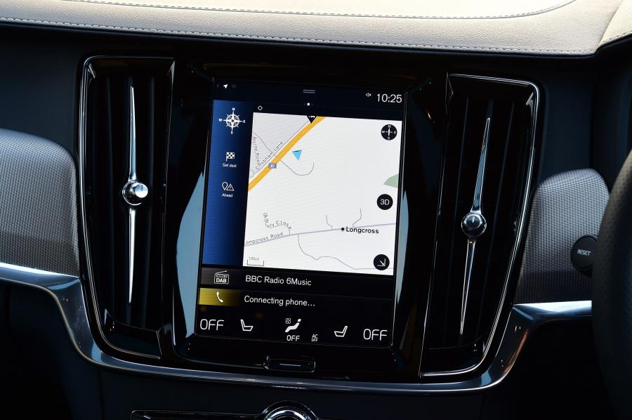 Детали интерьера Volvo S90 T8 R-Design 2018 года  (UK) (фото 11 из 13)